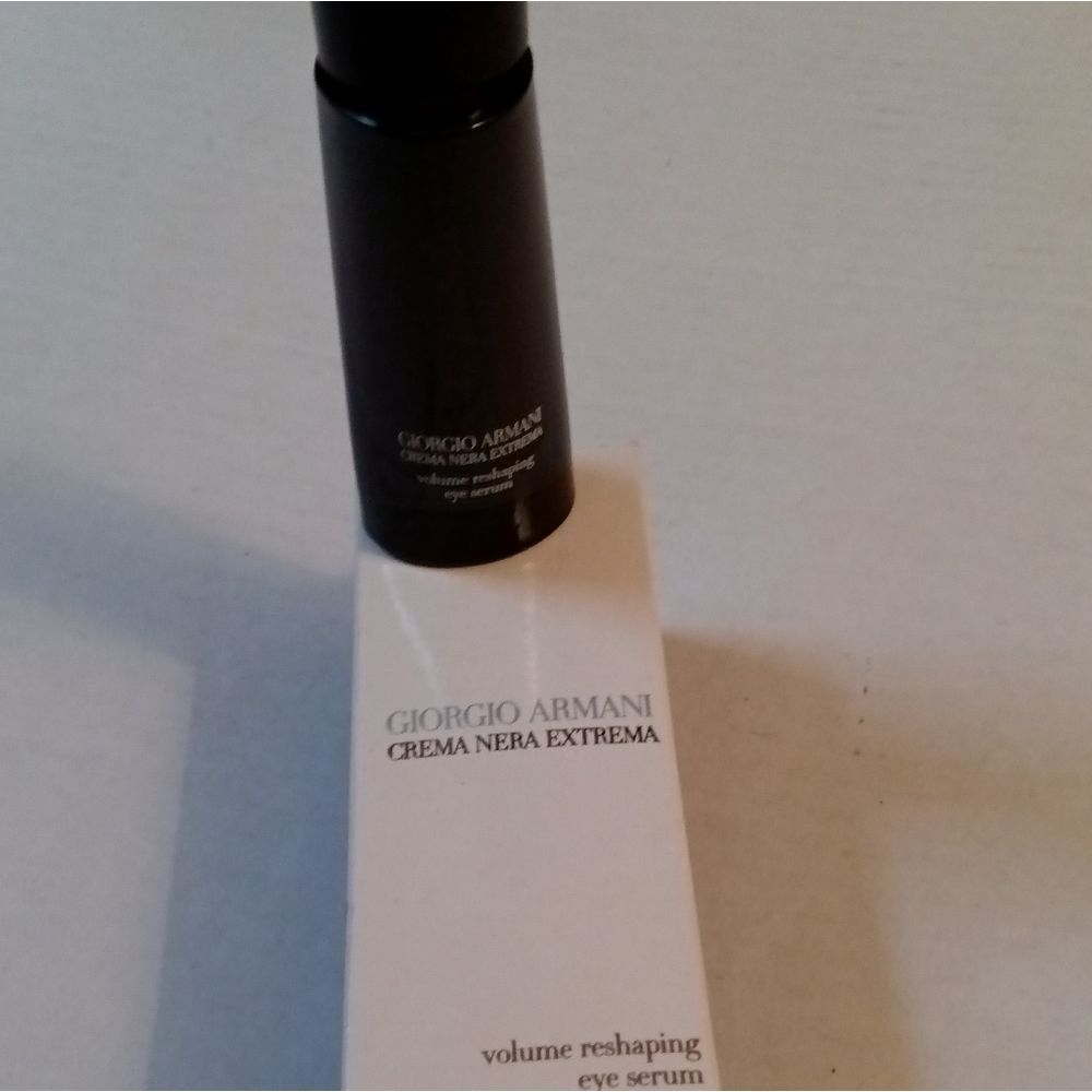 Giorgio Armani crema nera extrema. Volume reshaping eye serum. 15 ml.